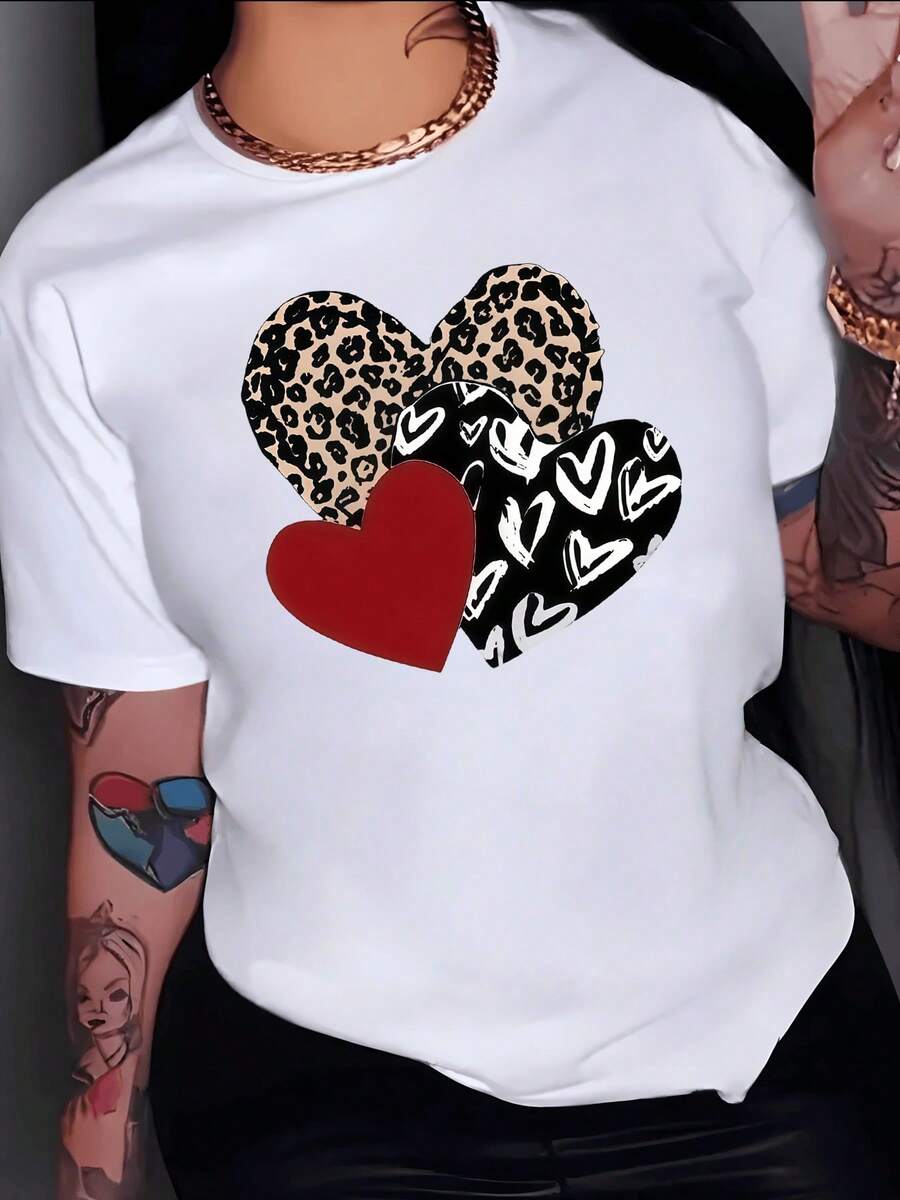 Tres corazones que simbolizan fuerza valentía y amor uno con patrón de leopardo otro con fondo rojo pasión y uno más con trazos blancos que evocan ternura camiseta de mujer moderna casual - Blanco - Ver 1