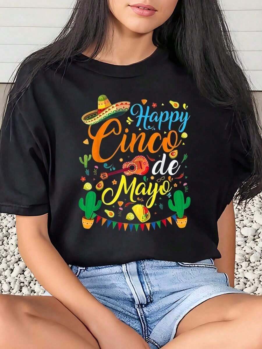 Camiseta Vintage para Mujer con Estampado del Cinco de Mayo, Celebración Cultural Mexicana, con Sombrero de Ala Ancha, Cactus y Patrón de Maracas, Festiva y Conmemorativa de Manga Corta. - Negro - Ver 1