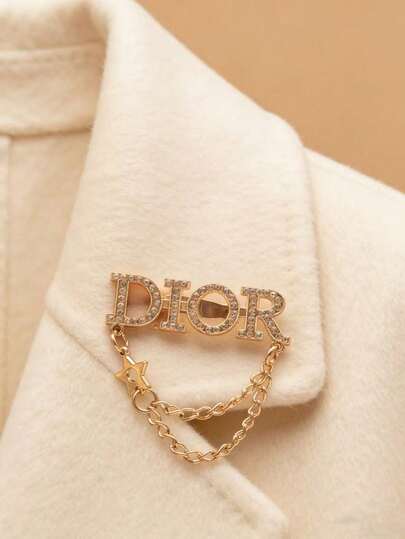 Chic Letter Brooch Pin With Rhinestone Detail, Fashion Gold Tone Double Chain Lapel Badge For Women Girls, Luxury Inspired Collar Pin Accessory For Blazer Sweater Coat Backpack, Elegant Jewelry For Wedding Banquet Daily Wear