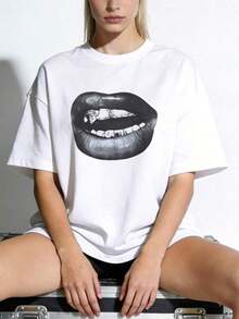 Women's Soft And Casual Round Neck Short Sleeve T-Shirt, Vintage Hand-Painted Print With Realistic Black And White Lips And Fangs. - 白色 - 查看 2