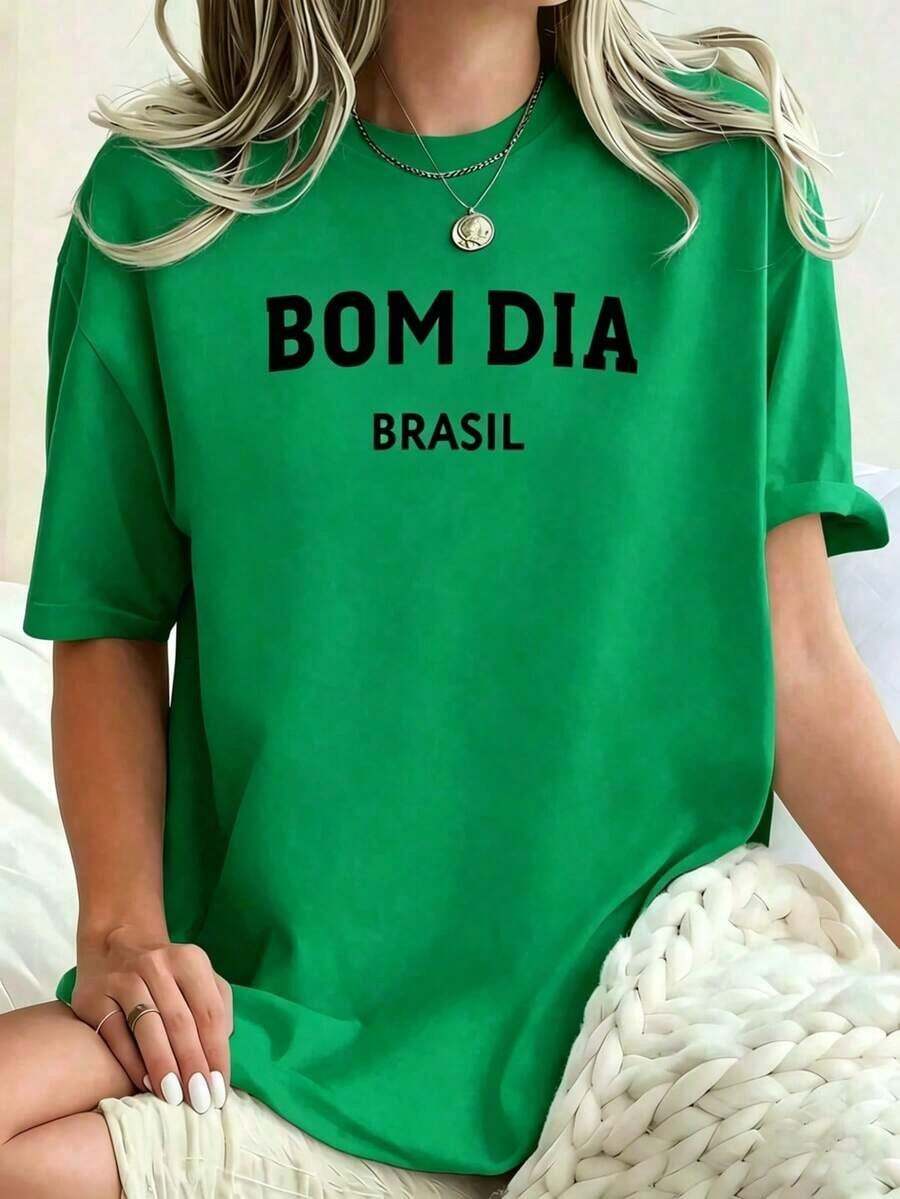 Camiseta Gráfica "Bom Dia Brasil" para Mujer - Diseño Minimalista con Letras, Manga Corta, Cuello Redondo, Camiseta Casual para Uso Diario, Diseño con Texto en Portugués Brasileño, Camiseta Ajustada para Todas las Temporadas, Ropa de Verano, Ropa de Pascua para Mujer, Conjuntos de Regalo para el Día de la Madre, Camiseta Gráfica Divertida de Talla Grande para Mujer.playeras de mujer - Verde - Ver 1