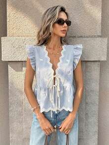 Selección de verano: Blusa de escote en V azul francés, adornada con mangas de volantes delicados, ribete de encaje con ondas, bordados exquisitos y un cordón ajustable en la cintura, esta blusa corta que realza la figura realza tu atractivo femenino con facilidad. - Azul - Ver 6