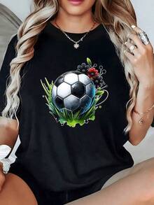Balón de fútbol rodeado de césped verde y flores rojas y negras simbolizando pasión y energía deportiva moderna ideal para quienes aman la fuerza del juego y la naturaleza camiseta de mujer casual elegante - Negro - Ver 6