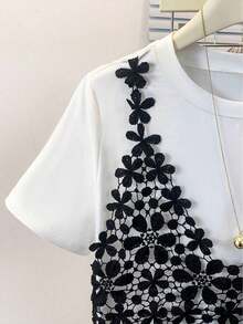 Camiseta de mujer con cuello redondo, manga corta, con parches de encaje y flores, adecuada para vacaciones - Blanco y Negro - Ver 4