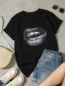 Camiseta de manga corta de cuello redondo suave y casual para mujer, estampado vintage pintado a mano con labios realistas en blanco y negro y colmillos. - Negro - Ver 3