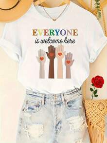 Camiseta Inclusiva para Mujer - Diseño para Todas con un Corazón Dibujado a Mano que Simboliza la Diversidad y la Inclusión.Estilo suave, holgado y casual, adecuado para todas las estaciones, con opciones de tallas inclusivas.Tema Multicultural, Ropa Inclusiva, Concepto de Imagen Corporal Positiva, Elementos Multiculturales, Adecuado para Todas las Temporadas, Camiseta Suave y Holgada, Camiseta de Talla Grande para Mujer, % Algodón.Camiseta fresca de verano, estilo unisex. - Blanco - Ver 6