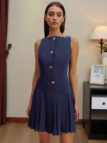 Short Black Sleeveless Dress For Women, Round Neckline With Gold Clover-Shaped Buttons, Fitted Waist And Pleated Skirt, Elegant Preppy Style Ideal For Parties And Spring/Summer Looks. - 寶藍色 - 查看 3