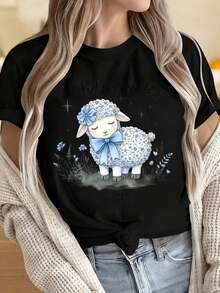 Camisetas CasualWo de cuello redondo y manga corta. Camiseta negra de Wo con estampado de un lindo cordero con flores azules y lazo, con el texto "El Señor es mi pastor, Salmo 23". Los estampados divertidos son adecuados para fiestas de Navidad, actividades deportivas, fiestas de vacaciones, salidas, deportes y otros regalos navideños. Imprescindible - Negro - Ver 1