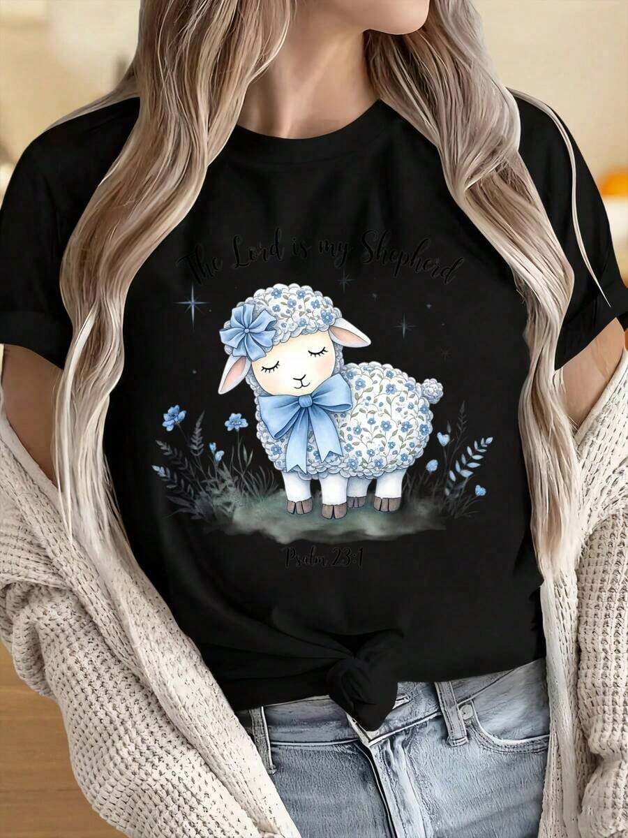 Camisetas CasualWo de cuello redondo y manga corta. Camiseta negra de Wo con estampado de un lindo cordero con flores azules y lazo, con el texto "El Señor es mi pastor, Salmo 23". Los estampados divertidos son adecuados para fiestas de Navidad, actividades deportivas, fiestas de vacaciones, salidas, deportes y otros regalos navideños. Imprescindible - Negro - Ver 1