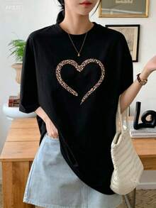 Camisetas estampadas de cuello redondo para verano (los pantalones son solo sugerencias de estilo) son holgadas y no realzan la figura, y el tejido es delgado y no abulta. Confeccionado con telas suaves, transpirables y amigables con la piel, ofrece comodidad en la parte superior del cuerpo y evita la sensación de sudoración, con un diseño de estampado clásico y sencillo, adecuado para el uso diario, ir de compras y para el tiempo libre, con los mismos modelos básicos y versátiles para hombres y mujeres, muy adecuado para ocasiones como el Día del Trabajo y el Día de la Independencia de México, y fácil de usar durante todo el año. - Negro - Ver 1