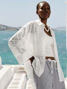 Camisa blanca transparente, tela ligera tipo seda, artesanía de bordado 3D, silueta de jacquard texturizado con flores transparentes y ligeras, diseño de solapa clásico, detalles de botones ocultos, silueta holgada de hombros caídos, estilo artístico retro, textura suave, diseño de manga ancha de 3/4, adecuado para ocasiones casuales, reuniones artísticas, exposiciones de arte y vacaciones en primavera y verano, mostrando elegancia y ligereza fluida, combinando delicada artesanía y estética translúcida. Sentido de la moda europea y americana, camisa de manga larga holgada, versátil y casual. - Multicolor - Ver 4