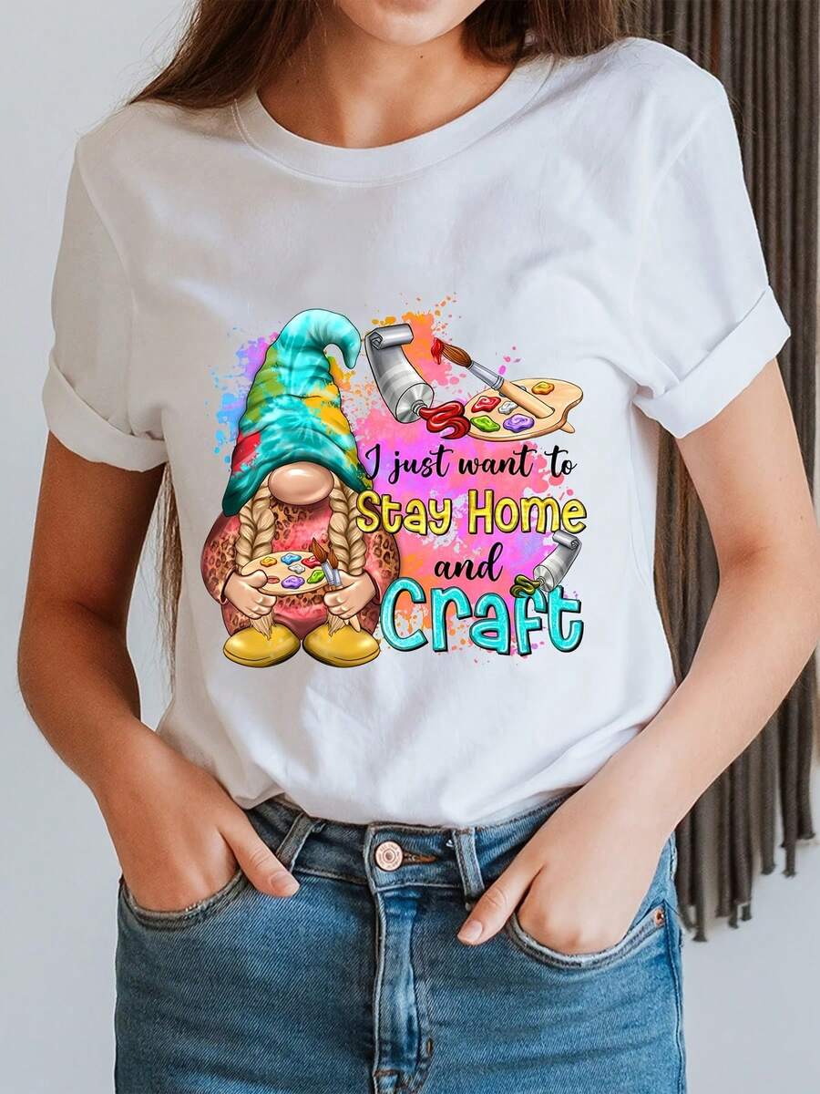 Women's Cotton T-Shirt "I Just Want To Stay Home And Do Crafts" With Gnome Design - Short Sleeve, Crew Neck, Artistic Paint Splatter Print, Machine Washable, Casual Spring And Summer Wear, Durable, Lightweight Fabric, Ideal For Craft Lovers - [白色的] - 查看 1