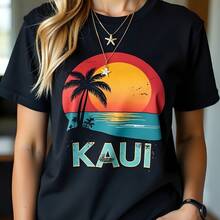 KAUI Sunset Paradise - Camiseta de manga corta y cuello redondo para mujer, 180G, color , estilo tropical de playa, moda Y2K, top casual de verano con vistas del mar, conjunto de vacaciones, estética retro, palmeras, atardeceres, moda costera 2023, estilo hawaiano chic. - negro - Ver 7