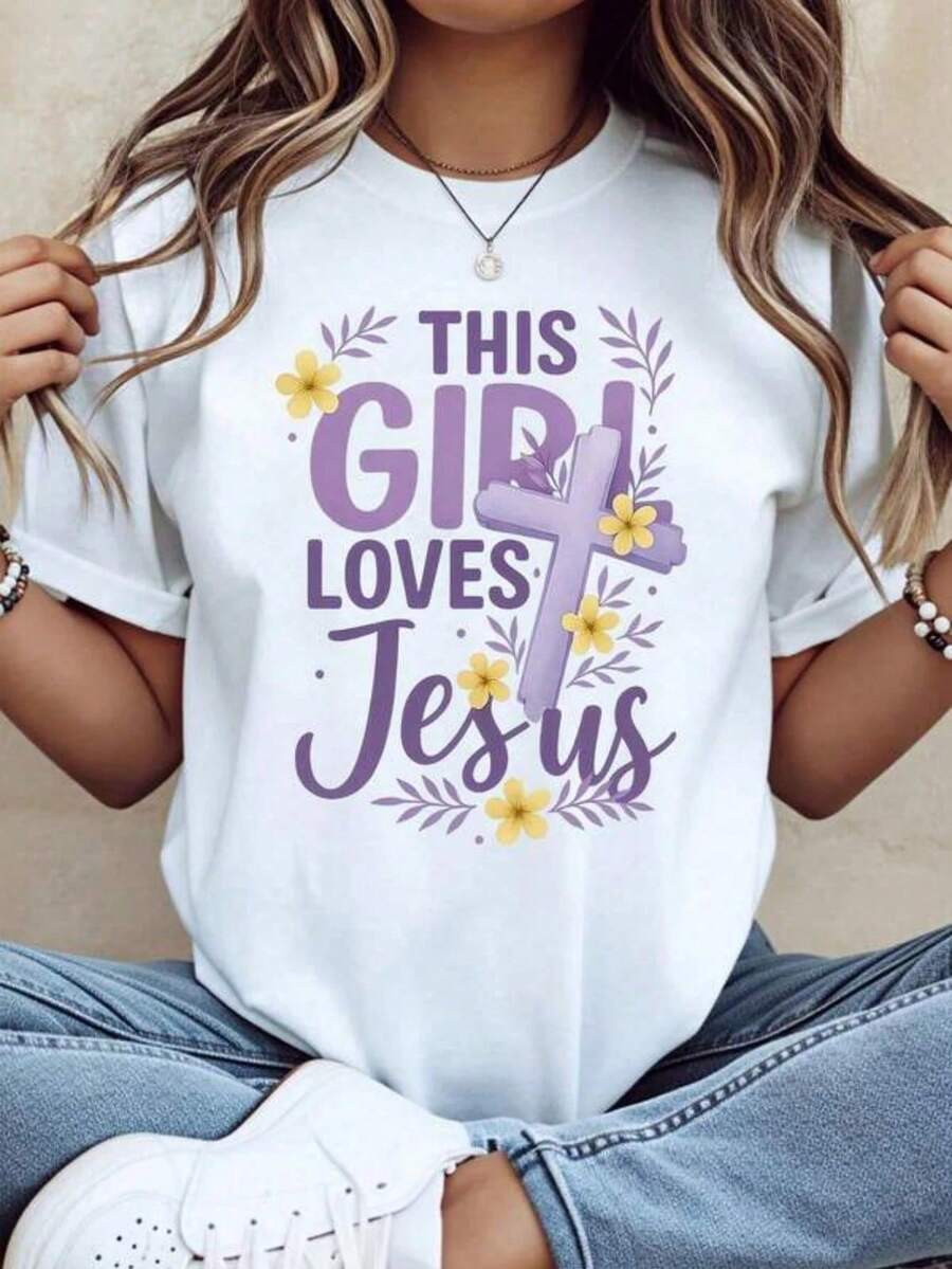 Camiseta "This Girl Loves Jesus" Cruz Religiosa Floral Mujer | Ropa Cristiana Casual Manga Corta Diaria - Blanco - Ver 1