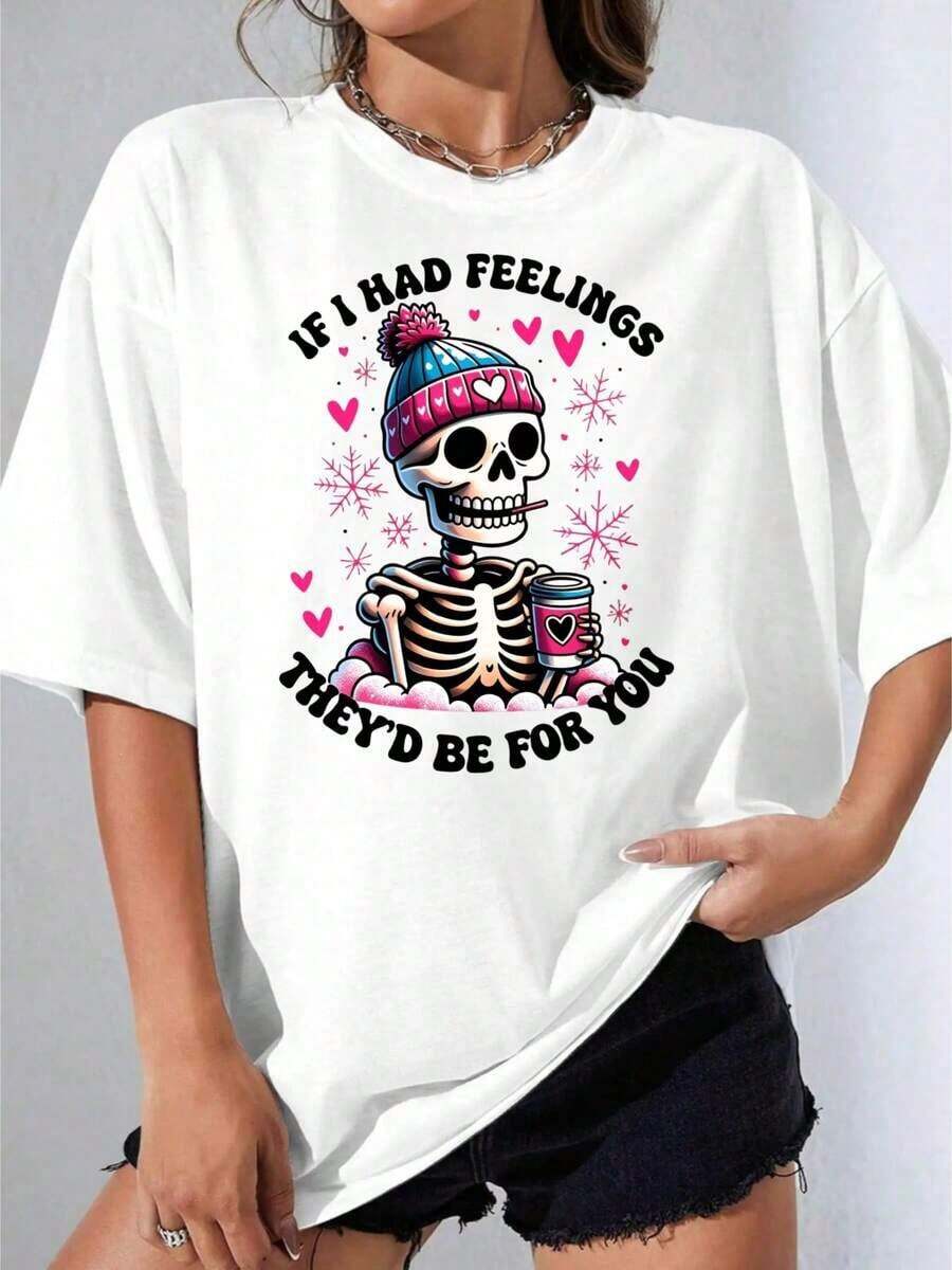 Camiseta de Niña en Blanco y Negro, Camiseta Blanca con Esqueleto con Gorro de Invierno Sosteniendo una Taza y Texto: "Si tuviera sentimientos, serían para ti". Para uso casual y temporada de San Valentín, fiesta al aire libre, camiseta estampada casual de 180g. - Blanco - Ver 1