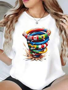 Remolino de banderas de países con balones de fútbol que simboliza unión mundial pasión deportiva y energía vibrante camiseta de mujer casual moderna cómoda para uso diario - Negro - Ver 1