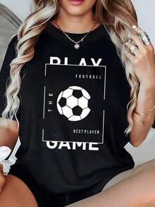 Balón de fútbol rodeado por palabras que celebran la pasión por el juego y el espíritu competitivo que motiva a superarse cada día camiseta de mujer casual cómoda para deporte y uso diario - Negro - Ver 6