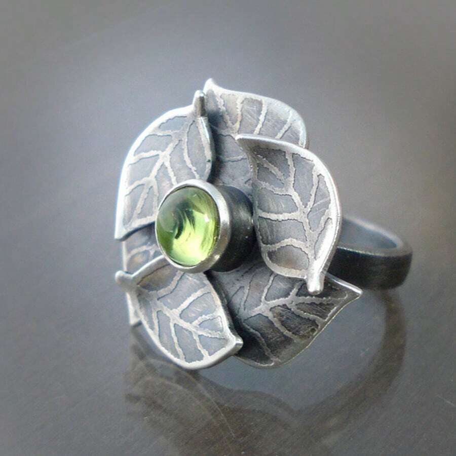 这款优雅的镀银订婚戒指镶嵌闪亮的立方氧化锆，是婚礼、周年纪念日、浪漫情人节礼物以及日常佩戴的完美之选。 - 銀色 - 查看 1