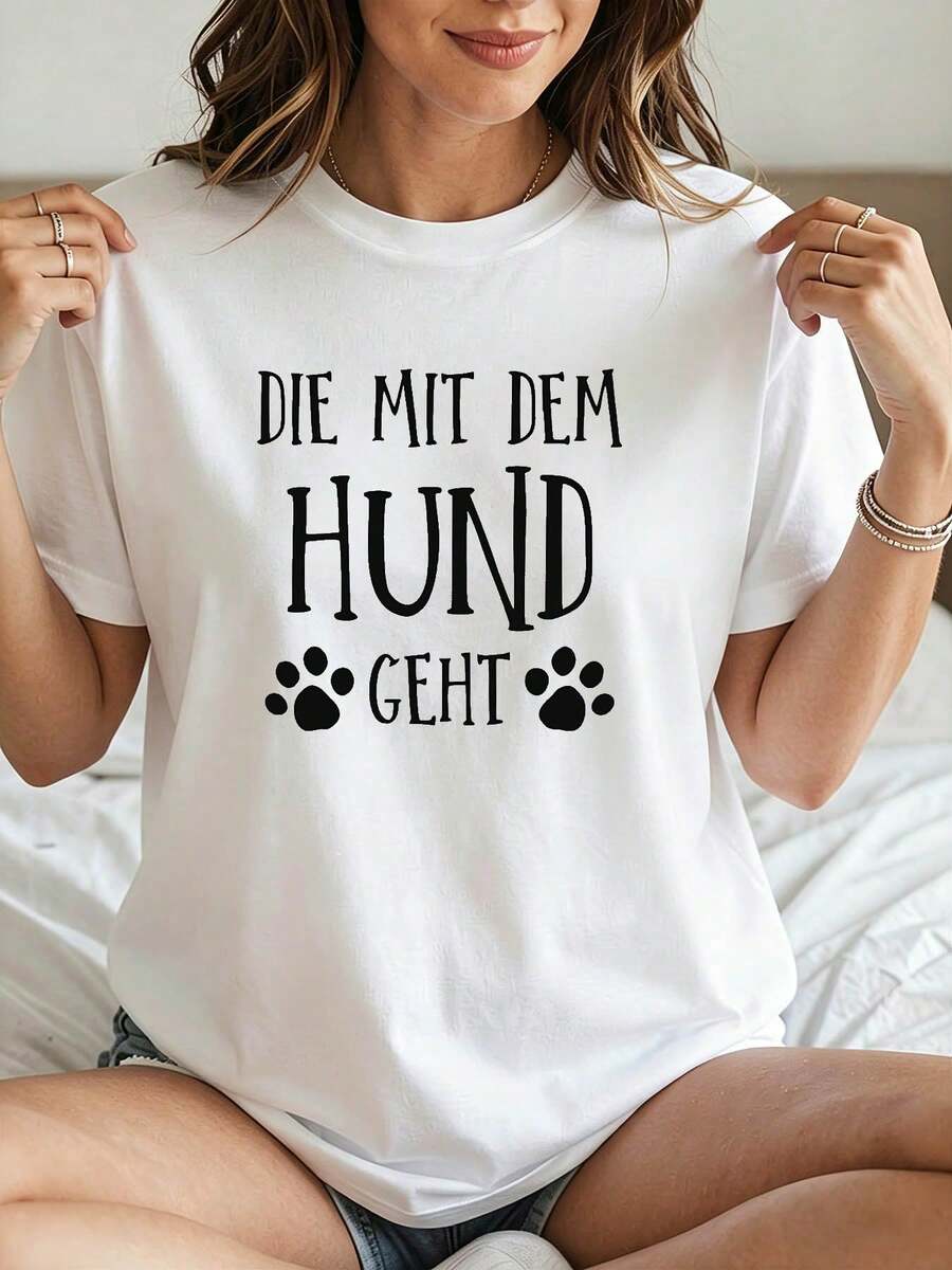 Camiseta de mujer con estampado en alemán "DIE MIT DEM H GEHT" y un estampado de un perro caminando, cuello redondo, decoración de huellas de pata, mangas cortas casuales, estilo sencillo e informal, camisetas para mujeres amantes de los perros que las usan para pasear a sus perros a diario. - Blanco - Ver 1