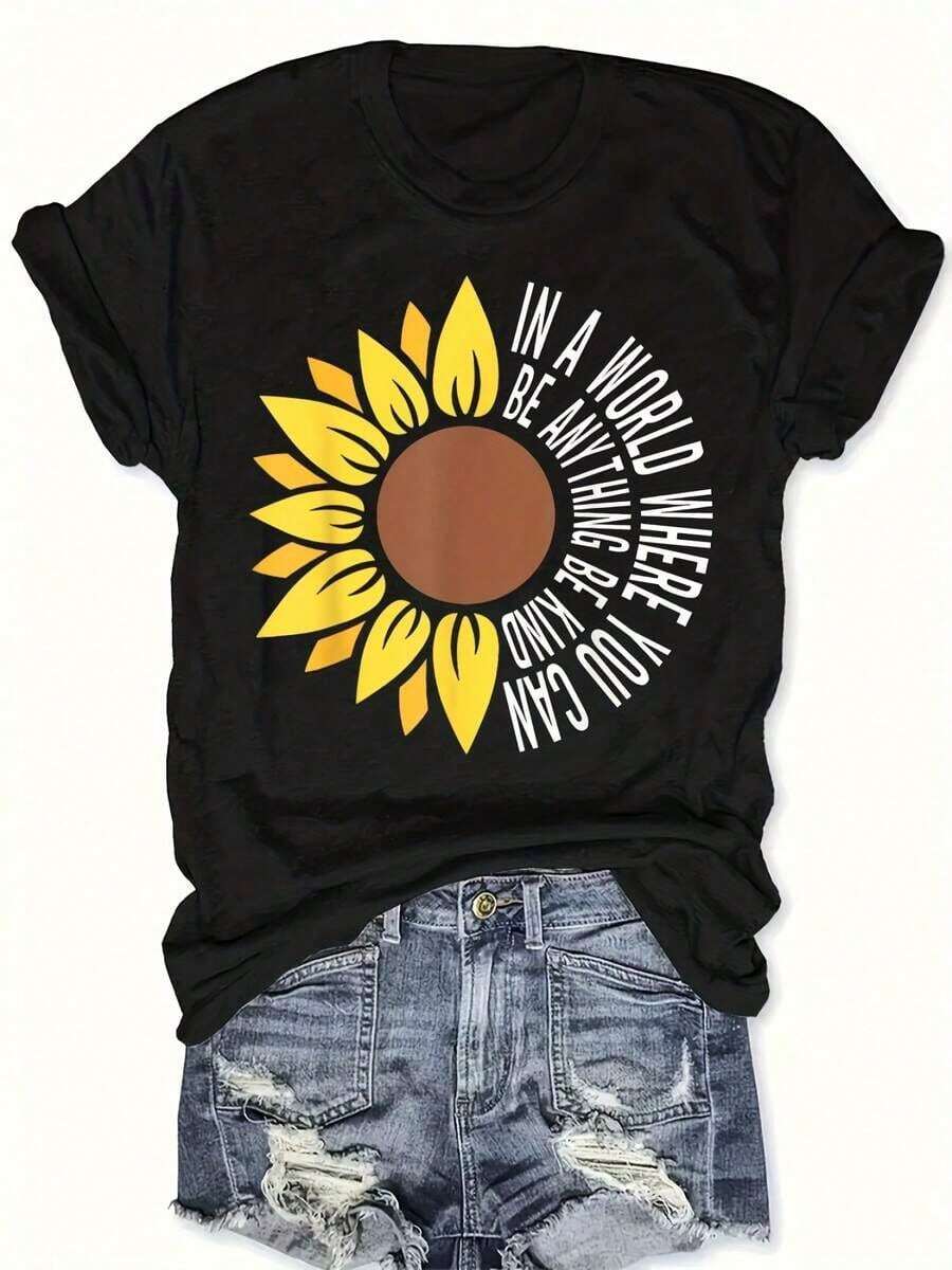 Camiseta de Mujer con Estampado de Girasoles y Eslógan "In A World Be Kind", Cuello Redondo Suave, Manga Corta, Estilo Casual, Color Amarillo Marrón Floral, Camiseta Cómoda para Uso Diario, para Mujer, para Todas las Temporadas. - Negro - Ver 1