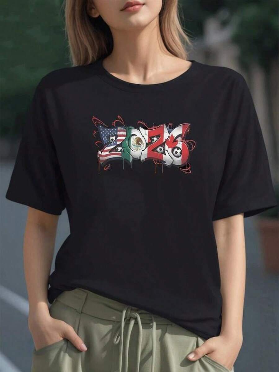 Banderas unidas de Estados Unidos México y Canadá con balones representando la pasión del fútbol y la unión del torneo 2026 camiseta para mujer 100% algodón - Negro - Ver 1