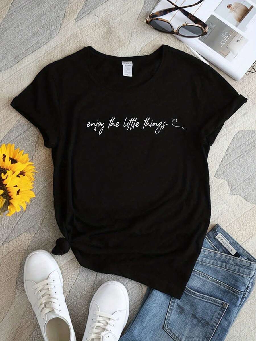 Camiseta negra suave de cuello redondo, estampada con la frase "Disfruta de las pequeñas cosas en la vida" - la elección perfecta para ropa de vacaciones de verano, blusas elegantes para mujer. - Negro - Ver 1