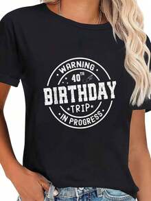 Camiseta 100% Algodón Divertida con la Frase "40 Años Adelante: Viaje de Cumpleaños Número 40 en Proceso", Camiseta Gráfica para Hombre y Mujer, Cuello Redondo, Estilo Clásico, Moda Veraniega para Vacaciones. - Negro - Ver 1