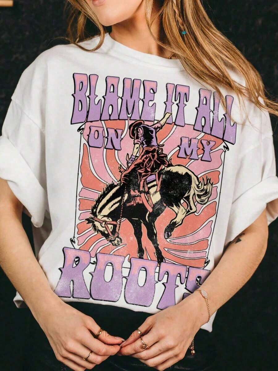 ropa de mujer, Estampado de Rodeo Occidental, Diseño Retro de Vaquero a Caballo "Blame It All On My Roots", Estilo Vintage Rosa, Camiseta Curvy de Manga Corta 100% Algodón, Camisetas Gráficas para Mujer, Tops de Verano, Camisas de Mujer - Blanco - Ver 1
