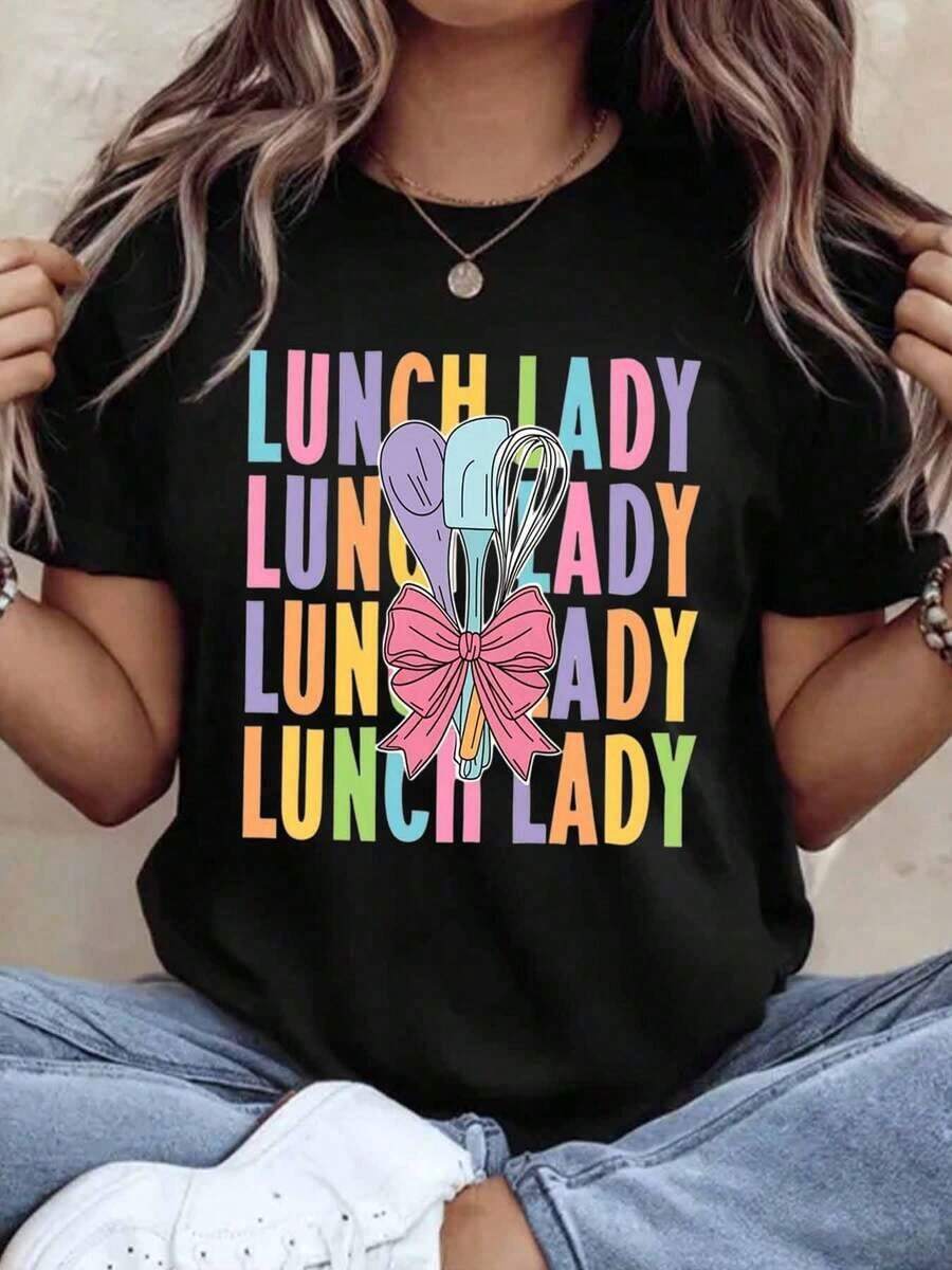 Camiseta de manga corta para el personal de la cafetería, con diseño colorido de utensilios de cocina y lazo, ideal para trabajadores de cafeterías escolares, entusiastas de la cocina y profesionales del servicio de alimentos. Regalo perfecto para maestros y personal de la cafetería, camiseta de verano. - Negro - Ver 1