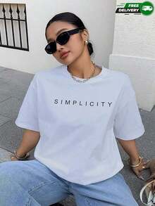 100% Cotton. This Women's Short-Sleeved T-Shirt Is Ideal For Everyday Wear, Casual Outings, Leisurely Commutes, Relaxing Weekends, And Urban Activities. It Features A Simple "SIMPLICITY" Print On The Chest, A Classic Crew Neck, And Regular-Cut Short Sleeves. This Basic, Casual, And Simple T-Shirt Is Versatile And Perfect For Urban Life And The Office, Making It An Ideal Choice For Spring And Summer. Shipping Available Within Mexico. - 白色 - 查看 2