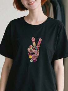 Loose Boho-Hippie Floral T-Shirt With Country Symbol, Love Motif, And Wildflowers. Ideal As A Gift. Women's T-Shirt > Elegant. Boho Chic Style. Basic Cotton Crew Neck T-Shirt For Women. - 黑色 - 查看 3