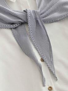 Camisa elegante de mujer de tela tejida blanca, con cuello de pañuelo de seda a rayas, cierre con botones, mangas largas con puños, diseño de hombros caídos, bajo regular. - Blanco - Ver 4