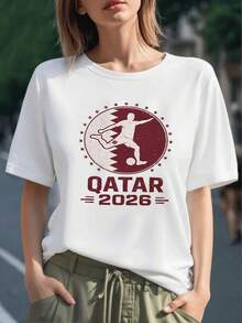 Figura de jugador golpeando un balón sobre fondo con bandera de Qatar y texto 2026 que simboliza energía y pasión por el fútbol camiseta para mujer 100% algodón cómoda y moderna - Negro - Ver 1