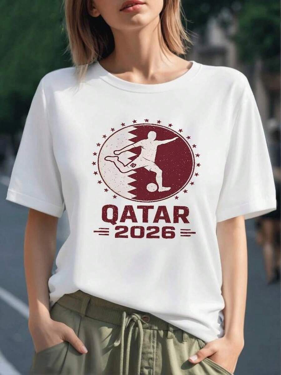 Figura de jugador golpeando un balón sobre fondo con bandera de Qatar y texto 2026 que simboliza energía y pasión por el fútbol camiseta para mujer 100% algodón cómoda y moderna - Negro - Ver 1
