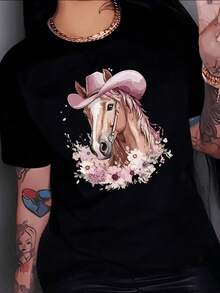 Caballo con sombrero rosado rodeado de flores suaves que simbolizan libertad fuerza y elegancia femenina en cada trazo camiseta de mujer casual cómoda para uso diario y perfecta para combinar con jeans o faldas - Negro - Ver 8