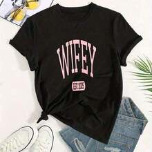 Suaves, transpirables y ligeras para comodidad durante todo el día. Camisetas de algodón con cuello redondo y estampado para mujer, camiseta de uso diario "Wifey Est" con diseño de texto en rosa, camisetas casuales de manga corta de talla grande, camisetas unisex, camisetas de moda para mujer de primavera y verano, elegantes camisetas de talla grande para mujer. Cuello redondo clásico con un corte relajado que favorece todas las formas del cuerpo y es fácil de combinar con jeans, shorts y leggings. - Negro - Ver 1
