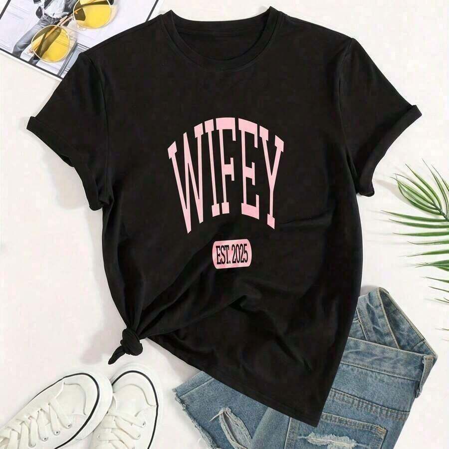 Suaves, transpirables y ligeras para comodidad durante todo el día. Camisetas de algodón con cuello redondo y estampado para mujer, camiseta de uso diario "Wifey Est" con diseño de texto en rosa, camisetas casuales de manga corta de talla grande, camisetas unisex, camisetas de moda para mujer de primavera y verano, elegantes camisetas de talla grande para mujer. Cuello redondo clásico con un corte relajado que favorece todas las formas del cuerpo y es fácil de combinar con jeans, shorts y leggings. - Negro - Ver 1