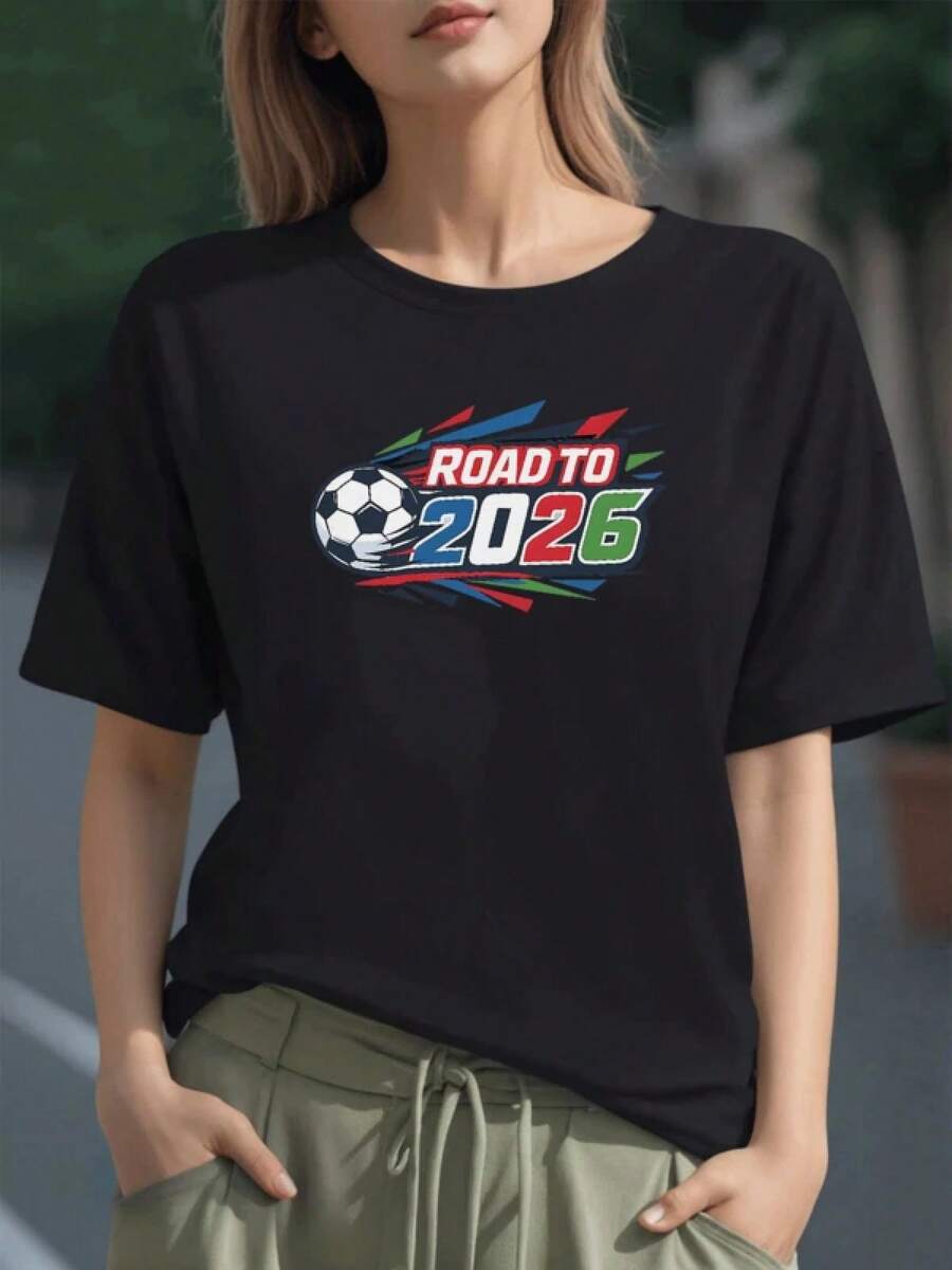 Balón acompañado de la frase Road to 2026 que simboliza la pasión por el fútbol y el camino hacia un nuevo torneo lleno de energía y esperanza camiseta para mujer 100% algodón confortable y resistente para aficionados del deporte - Negro - Ver 1