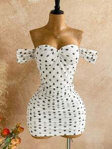 Vestido ajustado de punto y malla con hombros descubiertos para vacaciones - Blanco y Negro - Ver 3