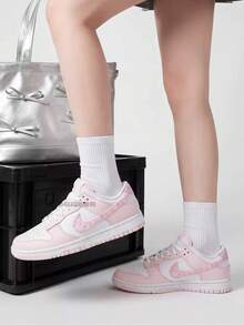 Nike Giày thể thao nữ cổ thấp DUNK LOW, có đệm êm ái và thoải mái, phù hợp cho cả thể thao và thường ngày. - Trắng/Hồng - Xem 2