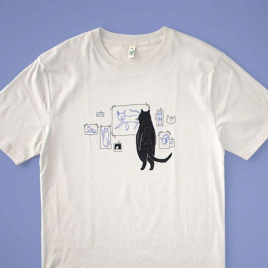 playeras de hombre camisas para hombre playera de hombre camisas de hombre ropa de hombreCat gallery t-shirt |     Hand screen printed on beige organic  tee with black and blue illustration of a cat judging his own art camisa de hombre playeras playeras para hombre sudadera para hombre conjuntos de hombre y2k - Blanco - Ver 1