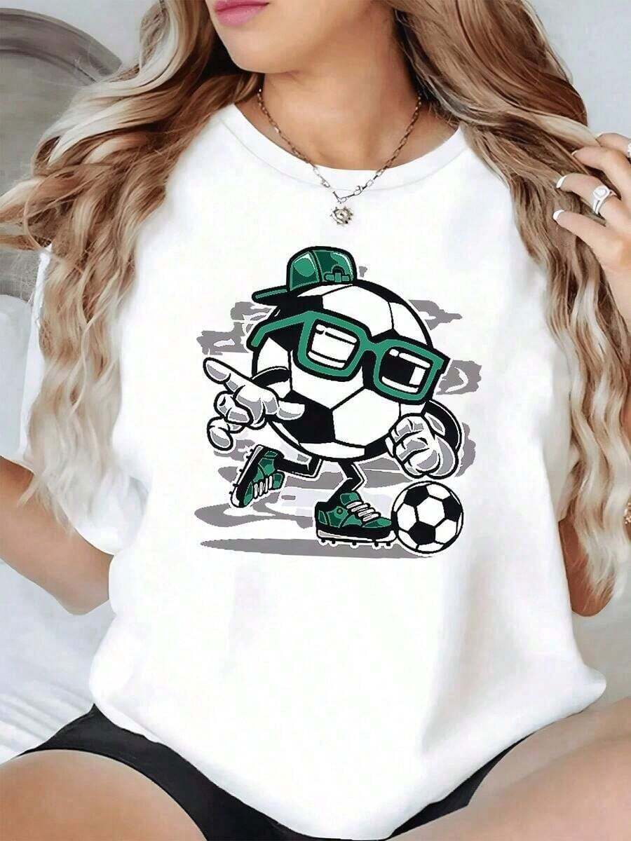 short-sleeveFigura divertida de un personaje caricaturizado con gorra verde zapatillas deportivas y balón de fútbol transmitiendo energía juvenil y pasión por el deporte camiseta de mujer casual moderna y cómoda para uso diario Blusas Bonito 100% Cotton100% Cotton - Blanco - Ver 1