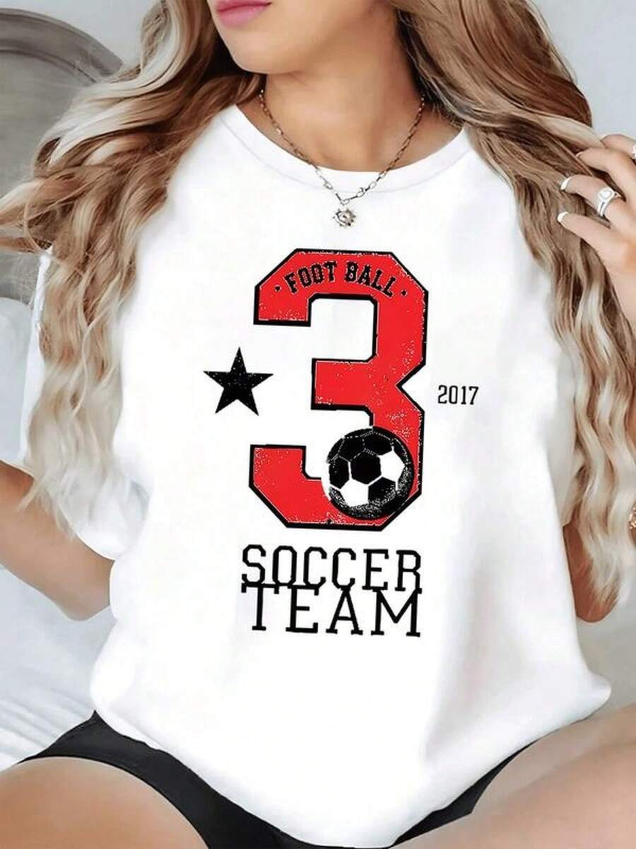 Número grande rojo con textura vintage acompañado de balón de fútbol que simboliza energía pasión deportiva y estilo casual para mujeres camiseta de mujer cómoda moderna para uso diario - Negro - Ver 1