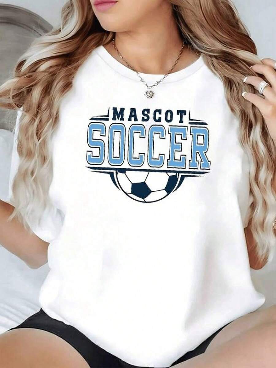 Balón y palabra Soccer en estilo deportivo con tipografía universitaria que simboliza pasión energía y orgullo por el fútbol camiseta de mujer casual cómoda para uso diario - Negro - Ver 1