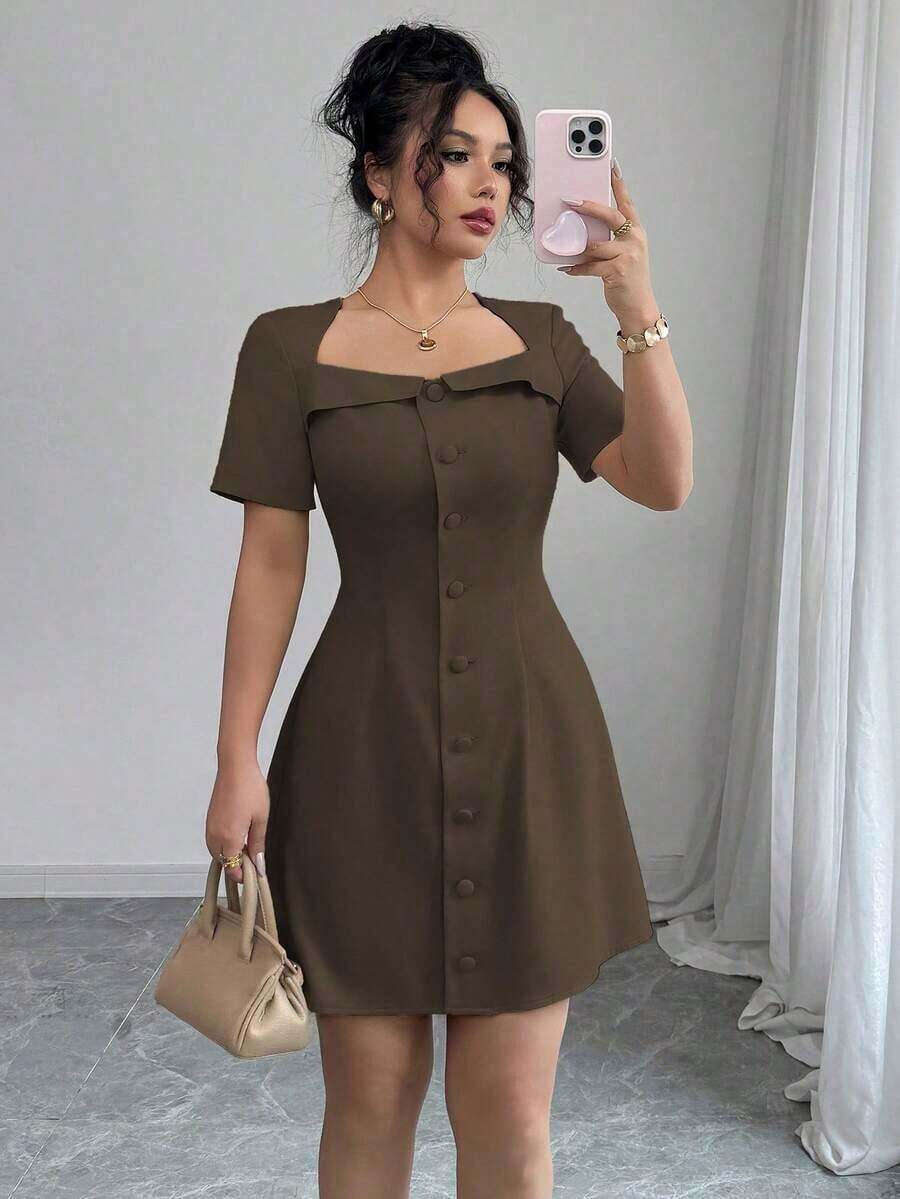 Vestido corto de manga corta con cuello trapezoidal elegante, volantes y botones en la cintura, corte evasé, adecuado para el trabajo, primavera/verano - Marrón - Ver 1