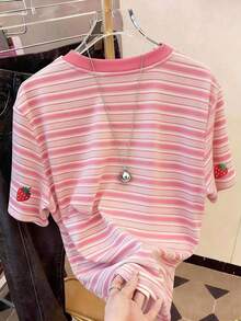Camiseta de cuello redondo regular con estampado digital a rayas de colores y bordado de fresa - Multicolor 2 - Ver 2
