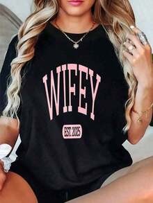 Suaves, transpirables y ligeras para comodidad durante todo el día. Camisetas de algodón con cuello redondo y estampado para mujer, camiseta de uso diario "Wifey Est" con diseño de texto en rosa, camisetas casuales de manga corta de talla grande, camisetas unisex, camisetas de moda para mujer de primavera y verano, elegantes camisetas de talla grande para mujer. Cuello redondo clásico con un corte relajado que favorece todas las formas del cuerpo y es fácil de combinar con jeans, shorts y leggings. - Negro - Ver 3