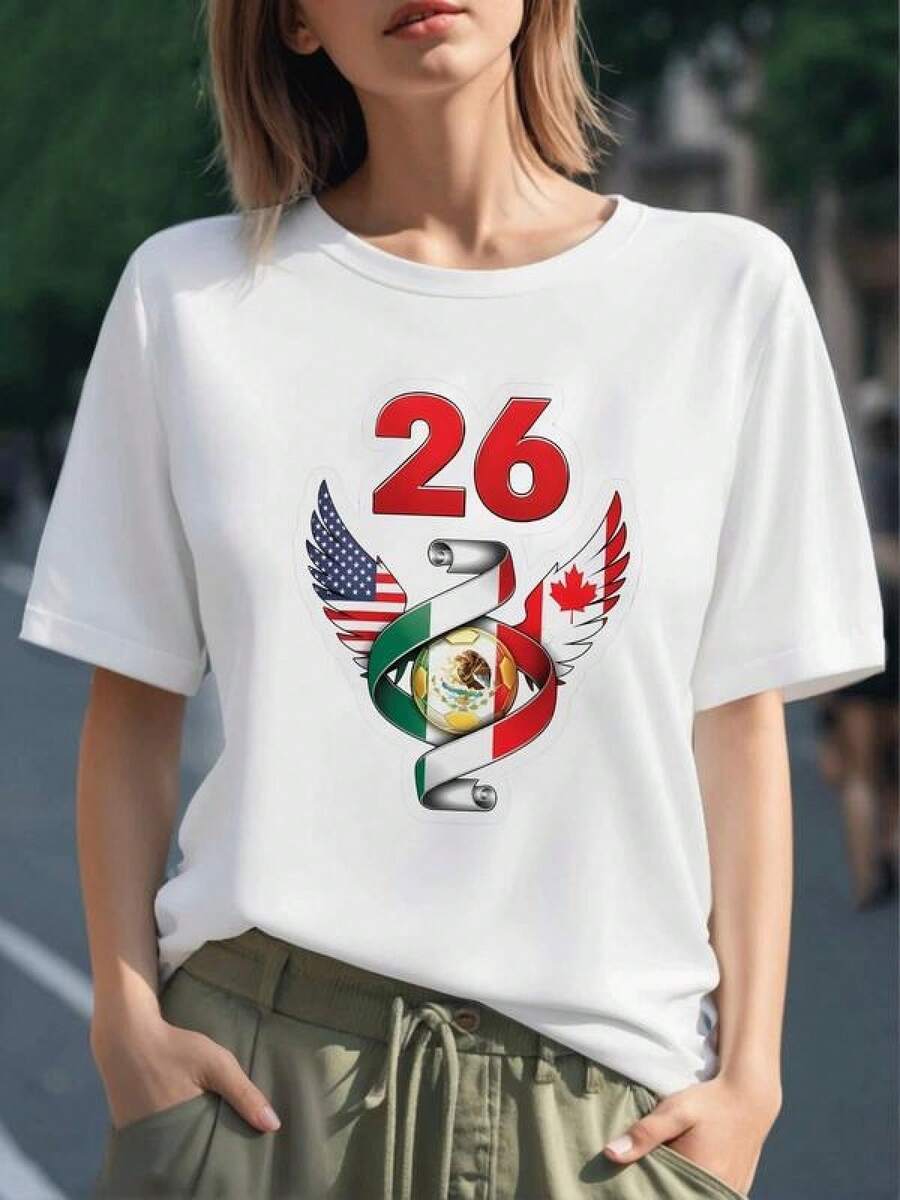 Ala tricolor que une las banderas de México Estados Unidos y Canadá con un balón dorado simbolizando unión deportiva y colaboración continental camiseta para mujer 100% algodón - Negro - Ver 1