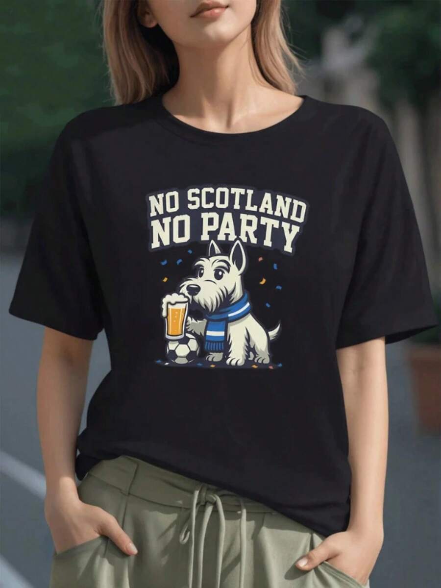 Perro escocés celebrando con una cerveza junto a un balón simbolizando el orgullo nacional y la alegría del fútbol en los momentos de fiesta camiseta para mujer 100% algodón confortable y casual - Negro - Ver 1