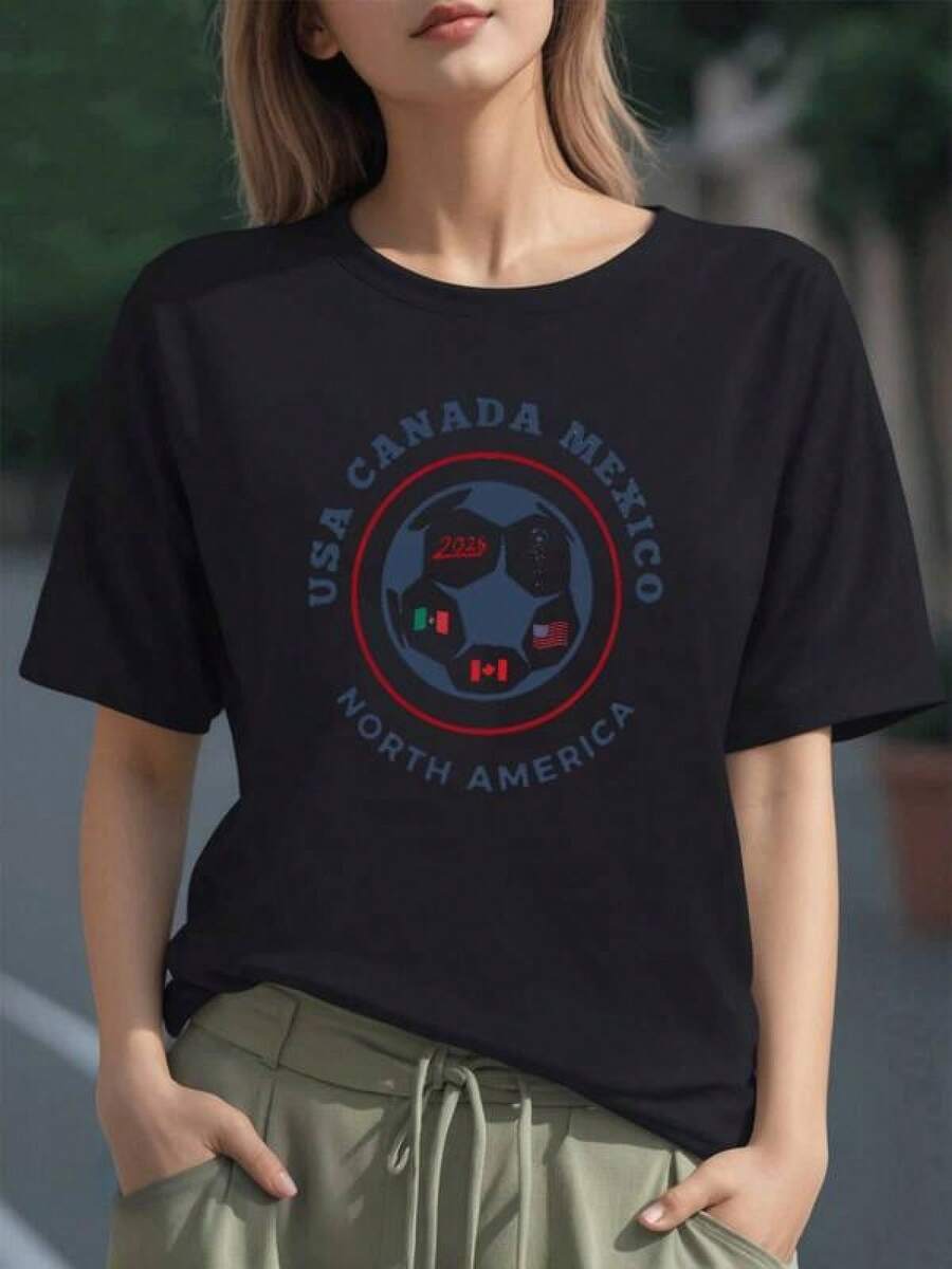 Balón con banderas de México Canadá y Estados Unidos simbolizando unidad y pasión por el fútbol 2026 camiseta para mujer 100% algodón cómoda y moderna - Negro - Ver 1
